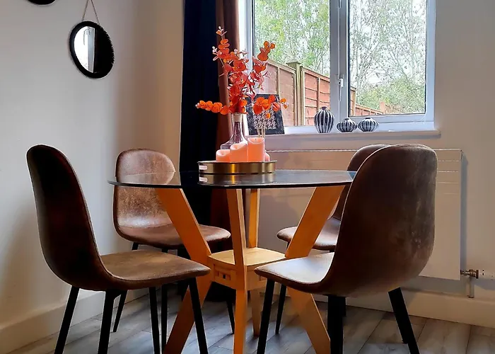 Pet Friendly Canalside House in a quiet location - Gloucester Quedgeley